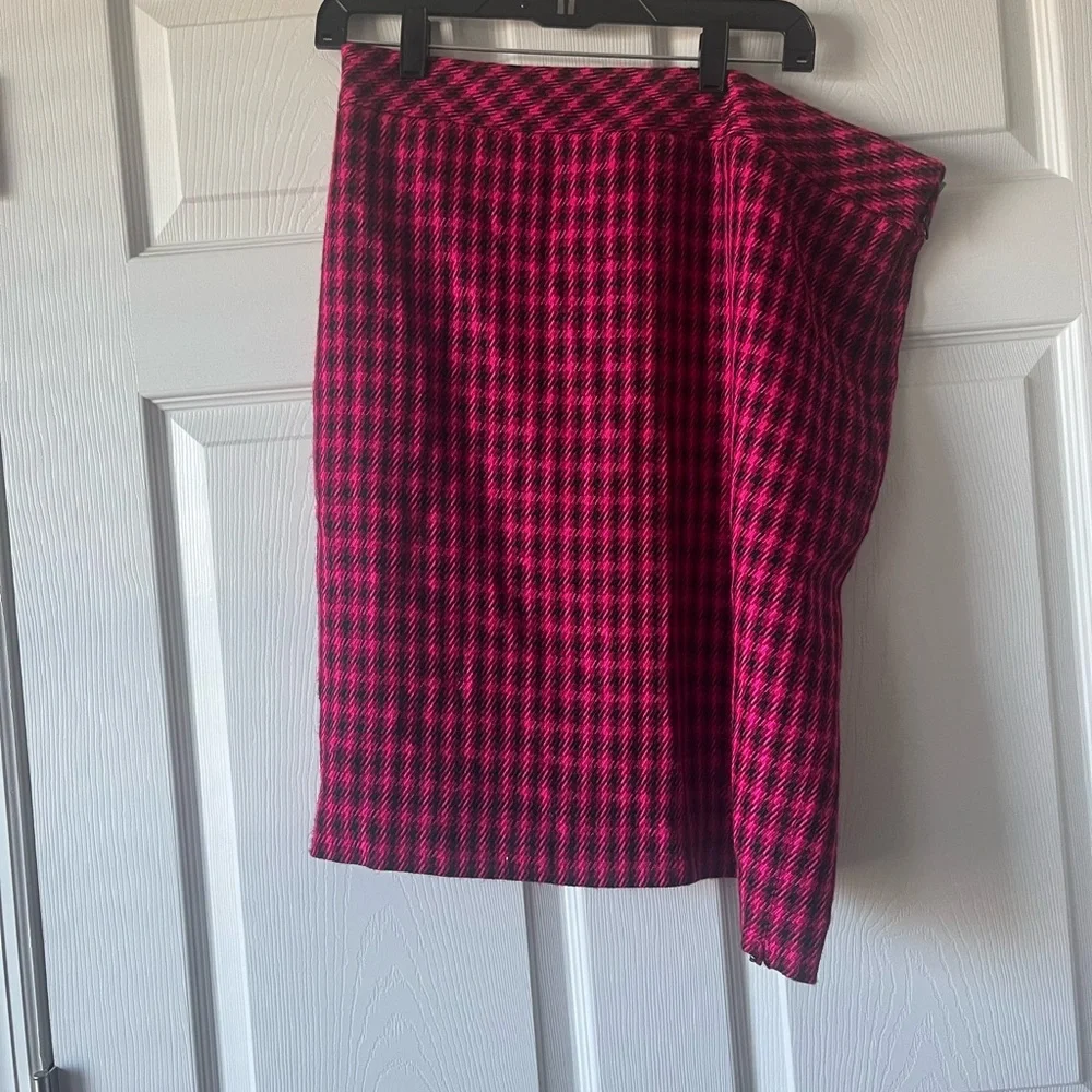 Kate Hill Stylish Pink and Black Houndstooth Skirt